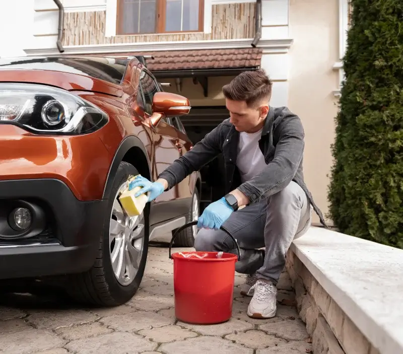Lavage auto à domicile Grues : professionnel intervenant sur un véhicule